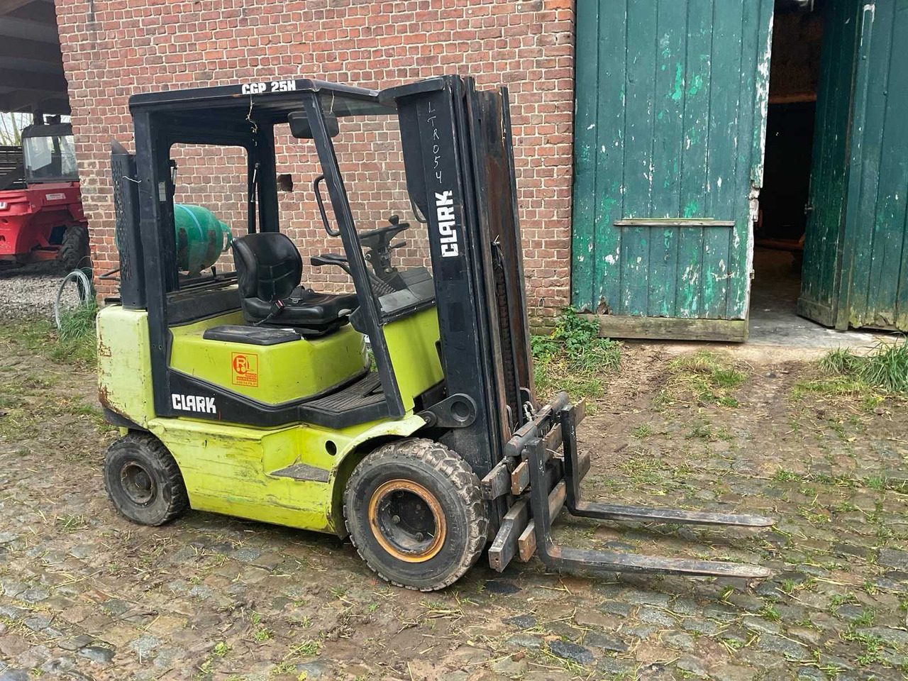 Xe nâng 2001 CLARK CGP 25 H FORKLIFT: hình 8 Xe nâng 2001 CLARK CGP 25 H FORKLIFT: hình 8