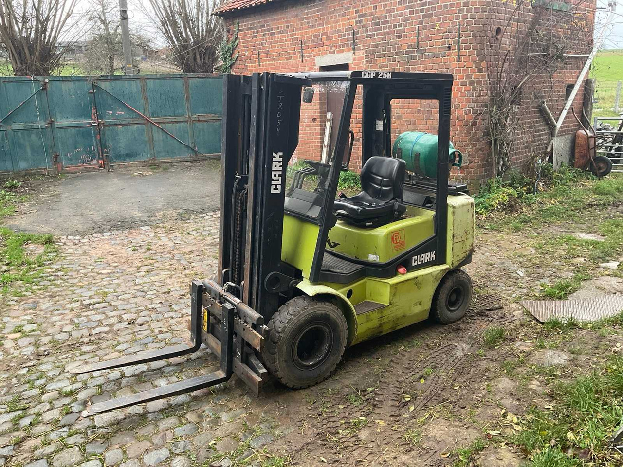 2001 CLARK CGP 25 H FORKLIFT - Xe nâng: hình 2 2001 CLARK CGP 25 H FORKLIFT - Xe nâng: hình 2