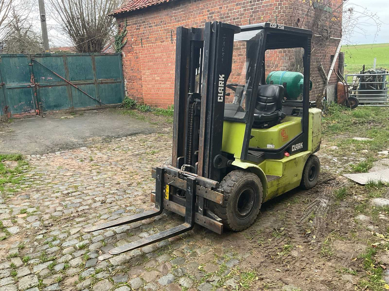 2001 CLARK CGP 25 H FORKLIFT - Xe nâng: hình 1 2001 CLARK CGP 25 H FORKLIFT - Xe nâng: hình 1