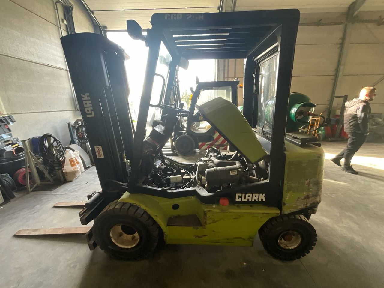 2001 CLARK CGP25H FORKLIFT - Xe nâng: hình 2 2001 CLARK CGP25H FORKLIFT - Xe nâng: hình 2
