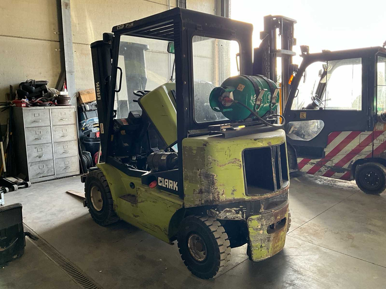 2001 CLARK CGP25H FORKLIFT - Xe nâng: hình 3 2001 CLARK CGP25H FORKLIFT - Xe nâng: hình 3
