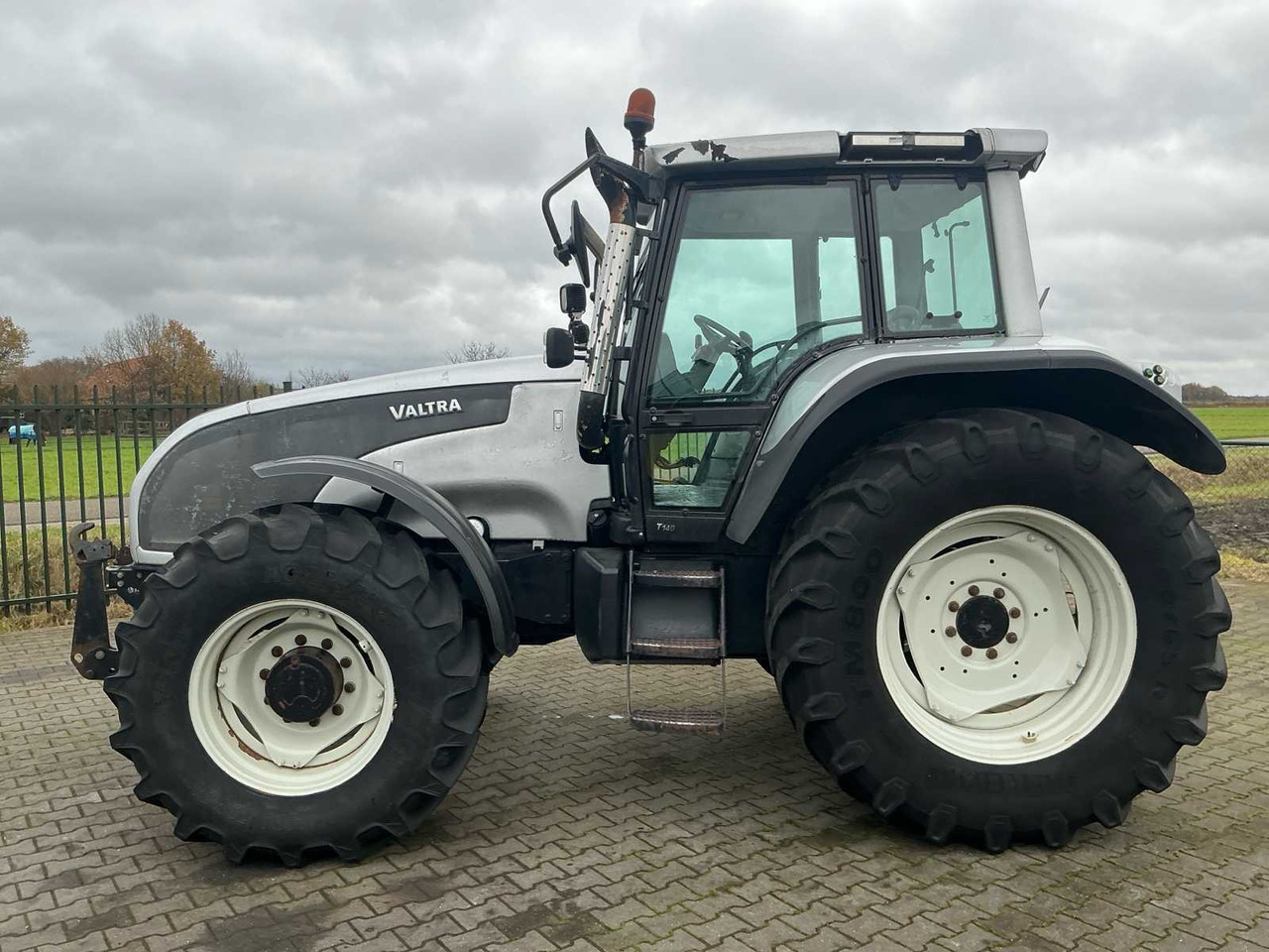 2006 VALTRA T140-4 ALL-WHEEL DRIVE FARM TRACTOR - Máy cày: hình 5 2006 VALTRA T140-4 ALL-WHEEL DRIVE FARM TRACTOR - Máy cày: hình 5