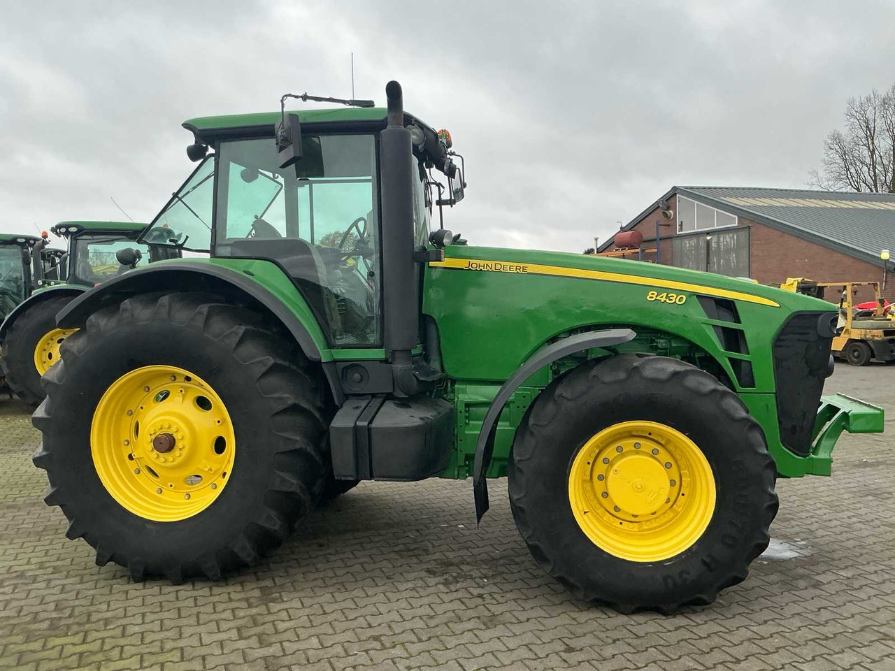 2009 JOHN DEERE 8430 FOUR WHEEL DRIVE FARM TRACTOR - Máy cày: hình 3 2009 JOHN DEERE 8430 FOUR WHEEL DRIVE FARM TRACTOR - Máy cày: hình 3