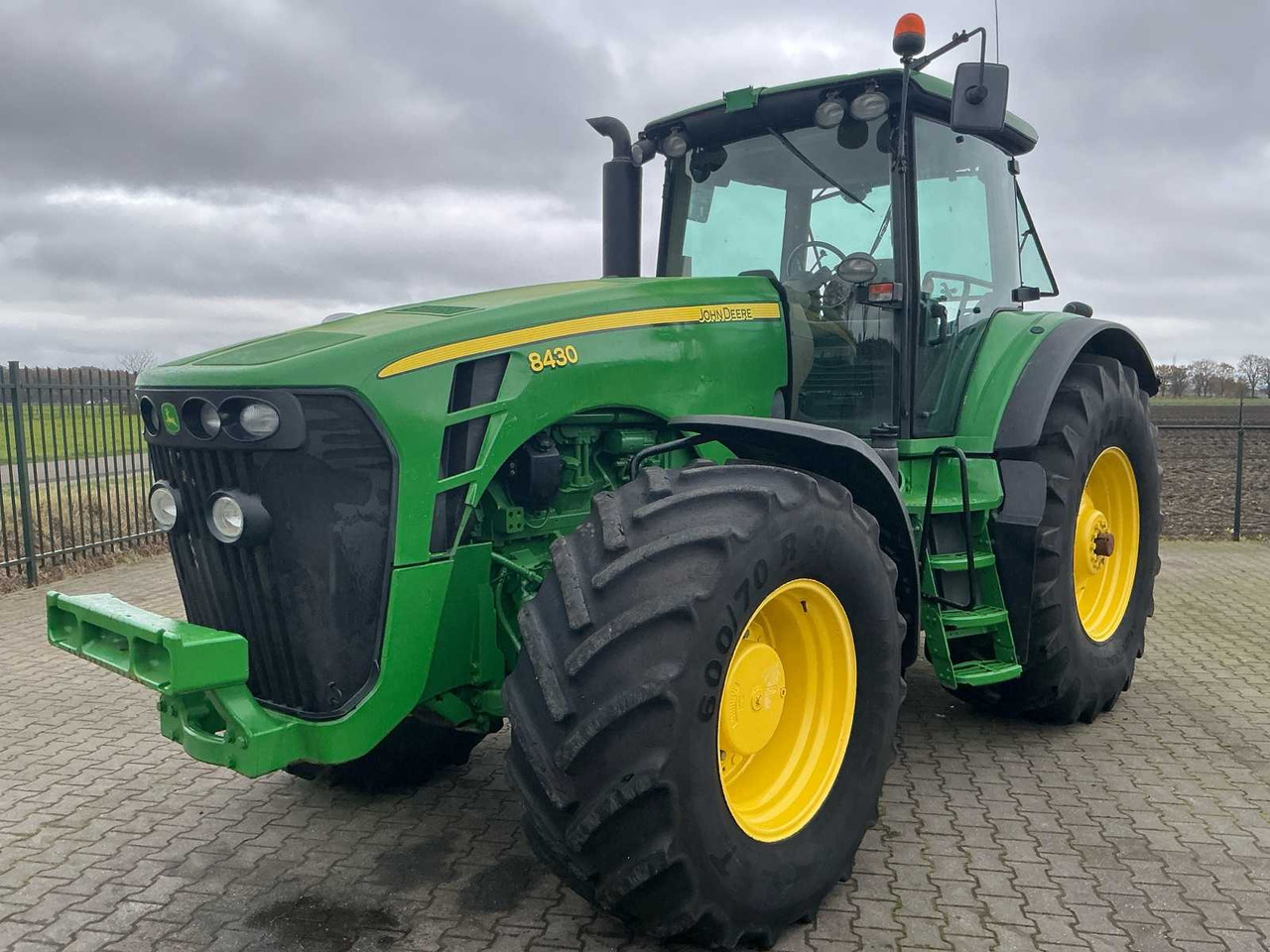 2009 JOHN DEERE 8430 FOUR WHEEL DRIVE FARM TRACTOR - Máy cày: hình 1 2009 JOHN DEERE 8430 FOUR WHEEL DRIVE FARM TRACTOR - Máy cày: hình 1