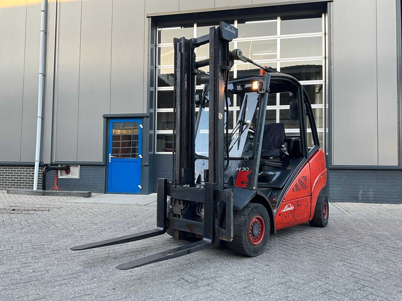 2010 LINDE H30D-01 FORKLIFT - Xe nâng: hình 1 2010 LINDE H30D-01 FORKLIFT - Xe nâng: hình 1