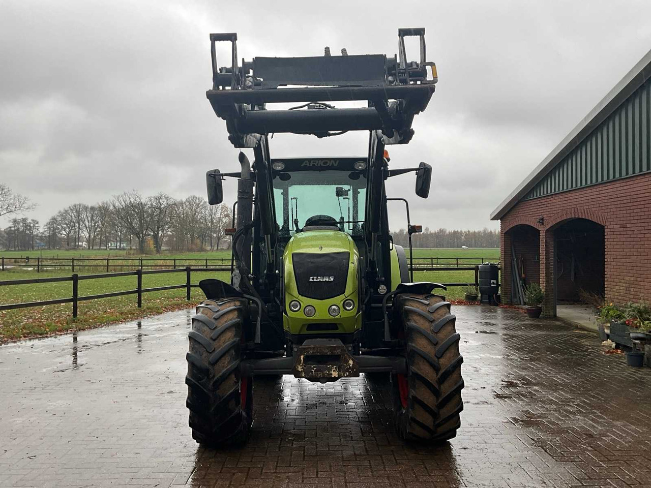 2011 CLAAS ARION 420 FOUR-WHEEL DRIVE FARM TRACTOR WITH FRONT LOADER - Máy cày: hình 3 2011 CLAAS ARION 420 FOUR-WHEEL DRIVE FARM TRACTOR WITH FRONT LOADER - Máy cày: hình 3
