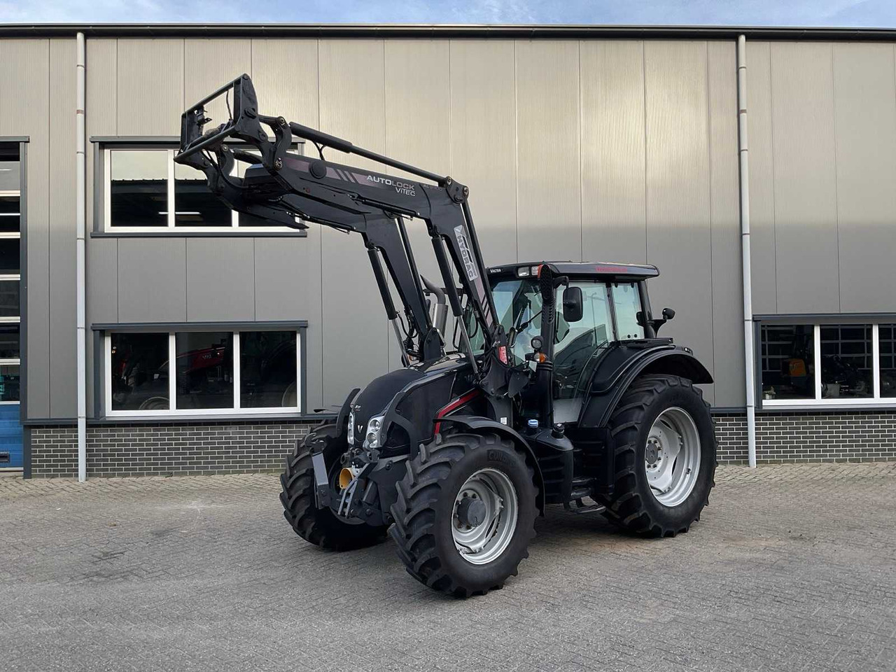2014 VALTRA N123 HITECH5 FOUR WHEEL DRIVE FARM TRACTOR - Máy cày: hình 1 2014 VALTRA N123 HITECH5 FOUR WHEEL DRIVE FARM TRACTOR - Máy cày: hình 1