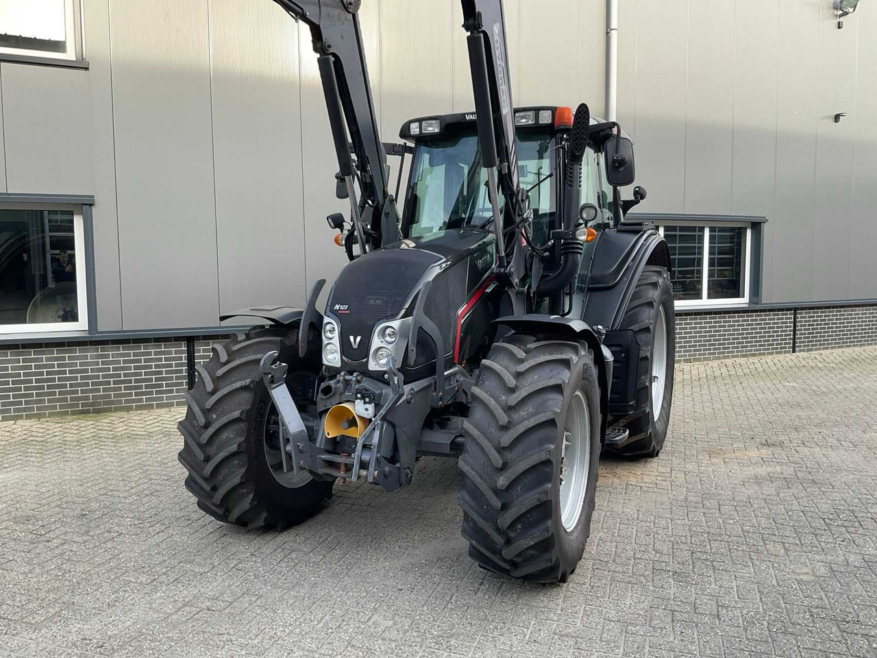2014 VALTRA N123 HITECH5 FOUR WHEEL DRIVE FARM TRACTOR - Máy cày: hình 3 2014 VALTRA N123 HITECH5 FOUR WHEEL DRIVE FARM TRACTOR - Máy cày: hình 3