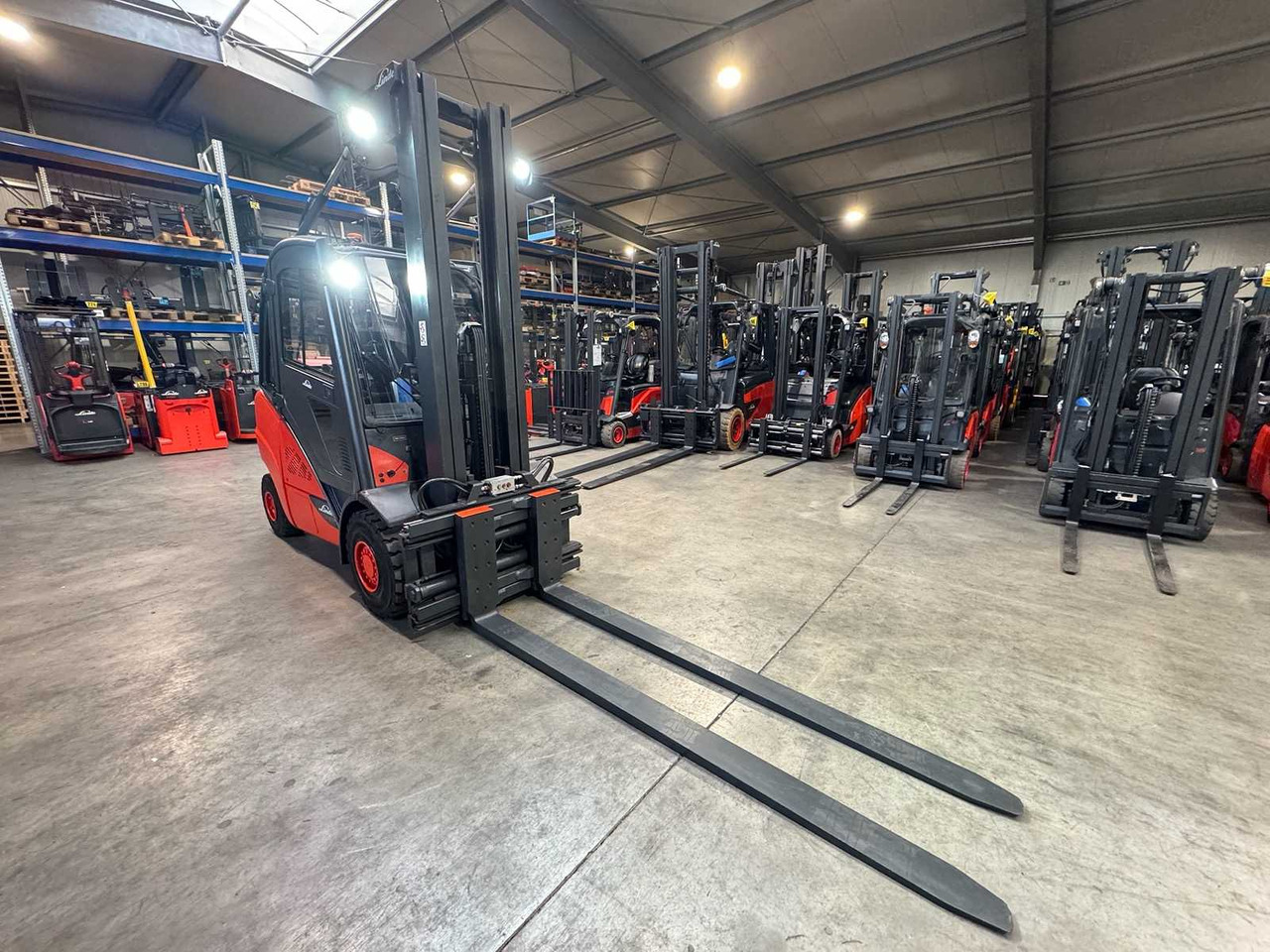 2020 LINDE H35T 3.500KG 3.+4TH VALVE 177CM FORK ADJUSTER TRIPLEX 645CM GAS FORKLIFT FORKLIFT - Xe nâng: hình 3 2020 LINDE H35T 3.500KG 3.+4TH VALVE 177CM FORK ADJUSTER TRIPLEX 645CM GAS FORKLIFT FORKLIFT - Xe nâng: hình 3