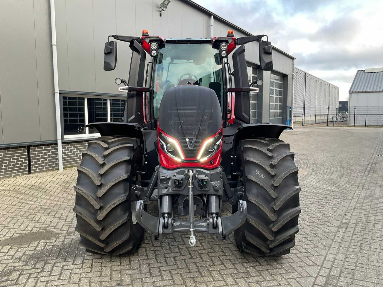 2024 VALTRA Q225 ALL-WHEEL DRIVE FARM TRACTOR - Máy cày: hình 3 2024 VALTRA Q225 ALL-WHEEL DRIVE FARM TRACTOR - Máy cày: hình 3