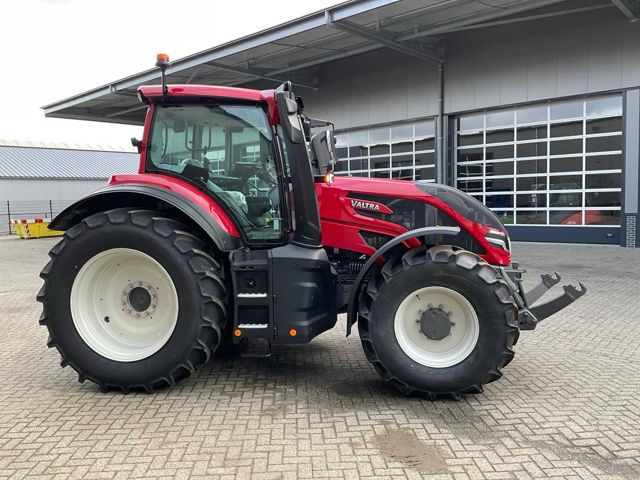 2024 VALTRA Q225 ALL-WHEEL DRIVE FARM TRACTOR - Máy cày: hình 5 2024 VALTRA Q225 ALL-WHEEL DRIVE FARM TRACTOR - Máy cày: hình 5