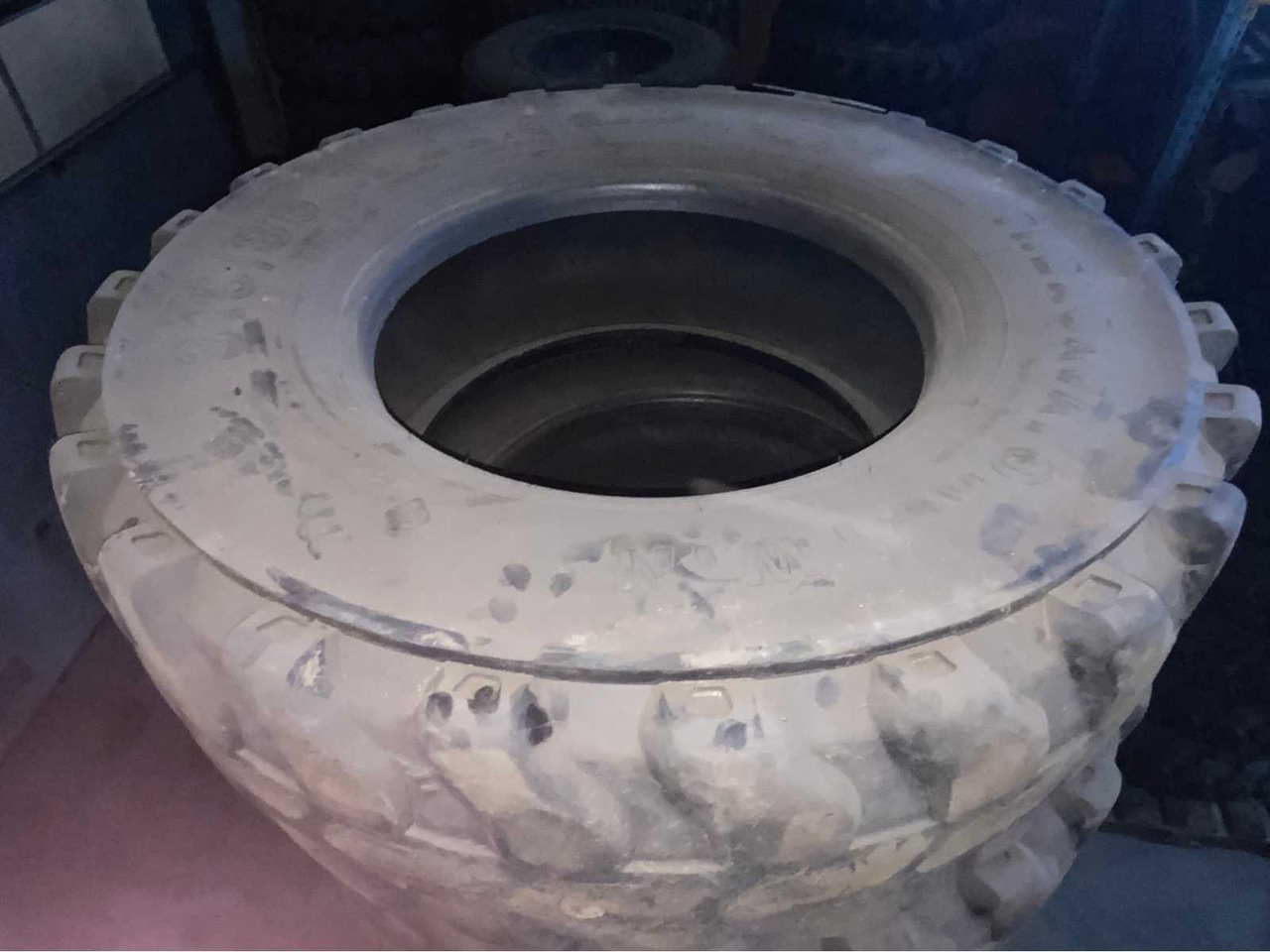 315/80 R22.5 - Lốp và vành cho Máy cày: hình 5 315/80 R22.5 - Lốp và vành cho Máy cày: hình 5