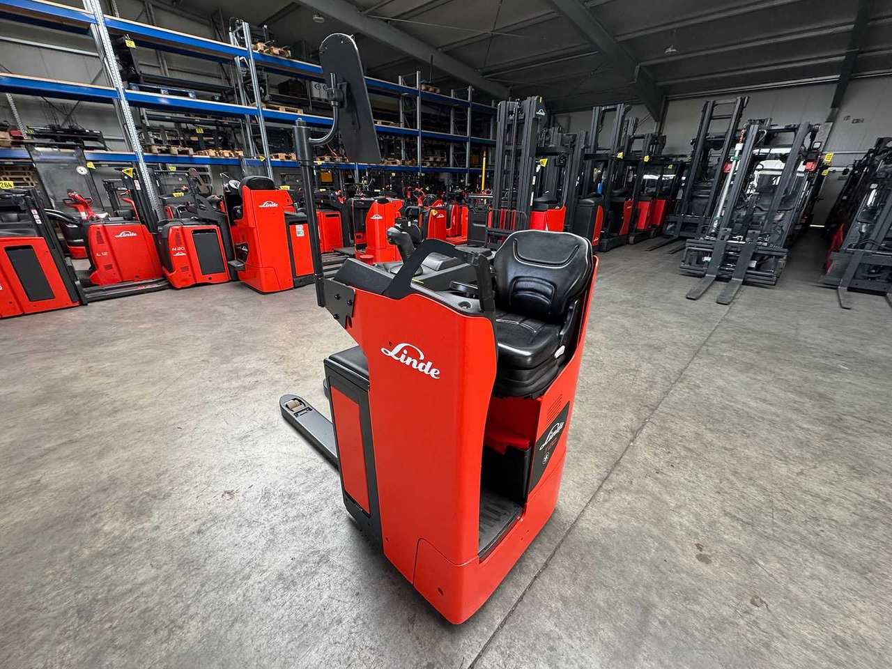 BATTERY 46/2023 BJ.2020 SERVICE + UVV 08/2026 LINDE T20R PALLET TRUCK STACKER ANT 4,715 HOURS - Xe nâng: hình 4 BATTERY 46/2023 BJ.2020 SERVICE + UVV 08/2026 LINDE T20R PALLET TRUCK STACKER ANT 4,715 HOURS - Xe nâng: hình 4