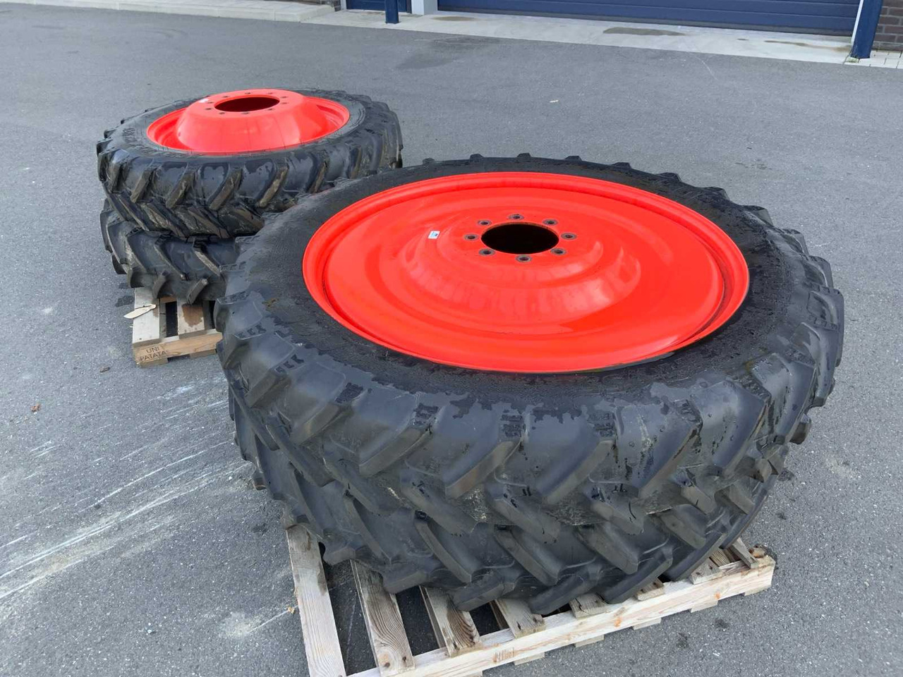 BKT Agri Max RT 955 - Lốp và vành cho Máy cày: hình 1 BKT Agri Max RT 955 - Lốp và vành cho Máy cày: hình 1