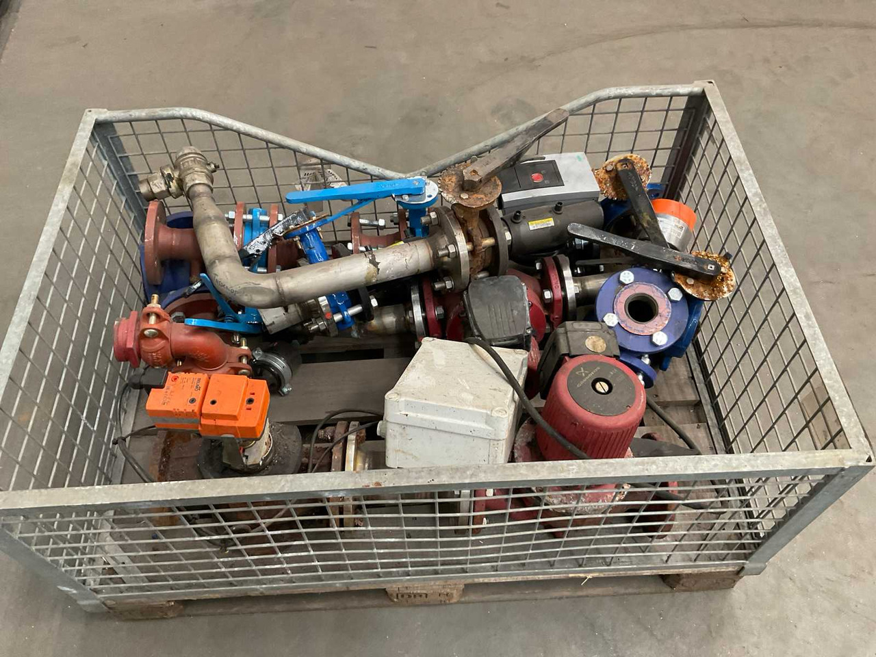 Batch of pumps and valves - Hệ thống tưới: hình 2 Batch of pumps and valves - Hệ thống tưới: hình 2