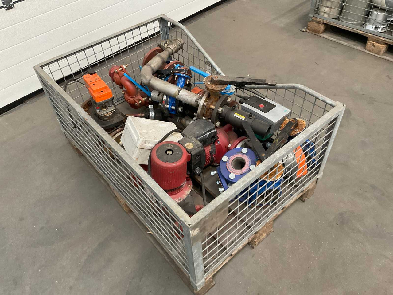 Batch of pumps and valves - Hệ thống tưới: hình 1 Batch of pumps and valves - Hệ thống tưới: hình 1