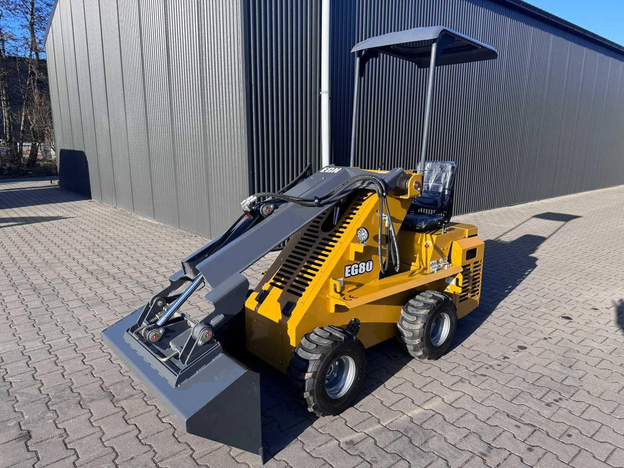 Bison Tek EG80 - Máy xúc lật đa năng: hình 4 Bison Tek EG80 - Máy xúc lật đa năng: hình 4