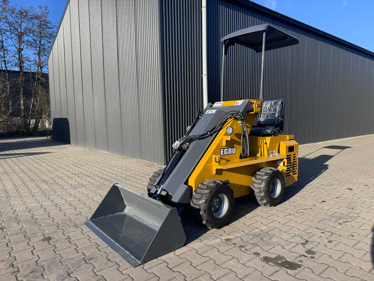 Bison Tek EG80 - Máy xúc lật đa năng: hình 2 Bison Tek EG80 - Máy xúc lật đa năng: hình 2