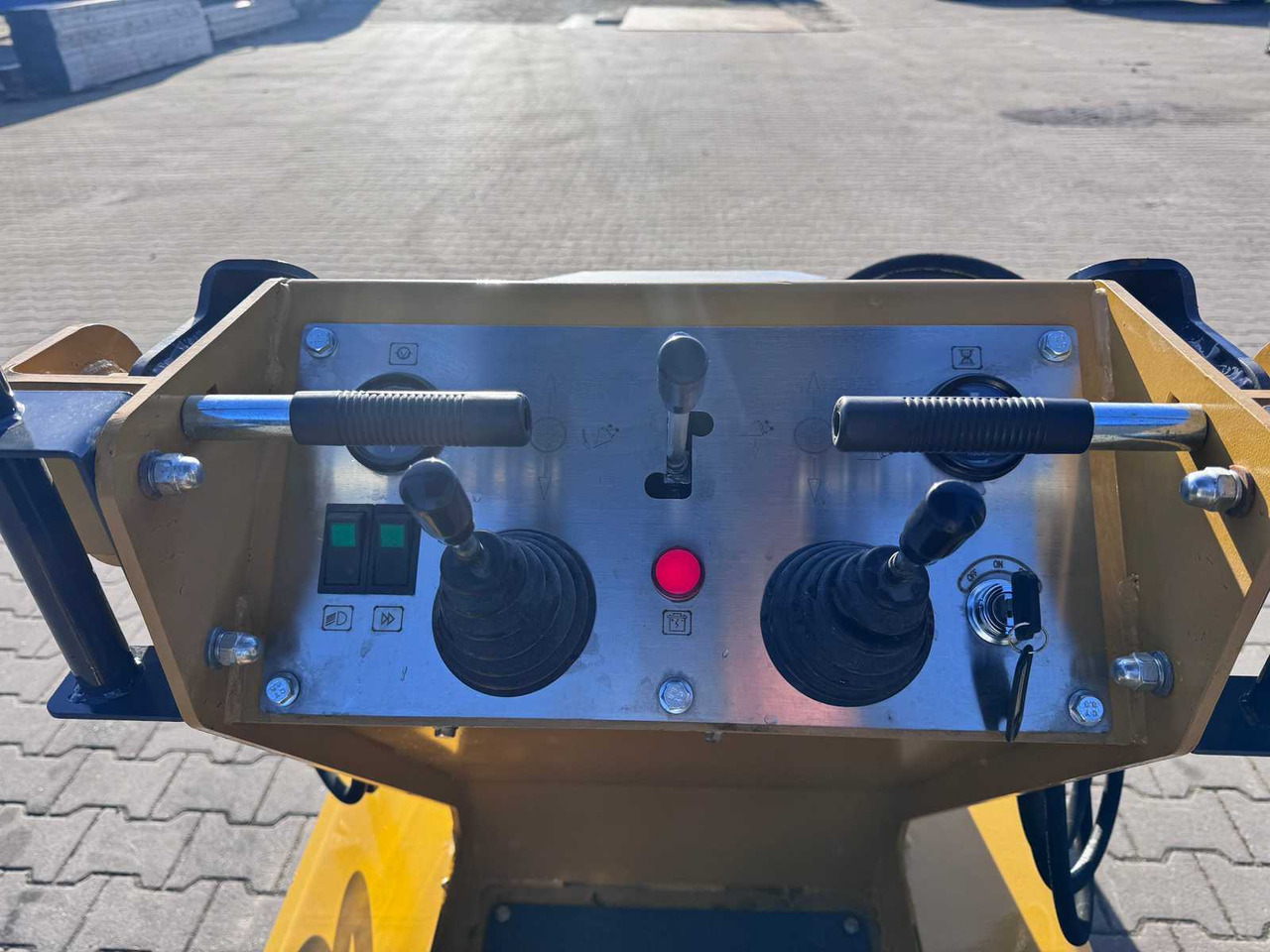 Máy xúc lật đa năng Bison Tek EG80: hình 11