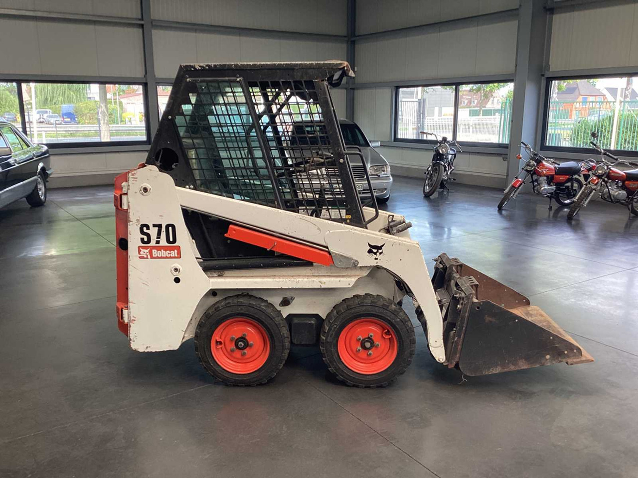 Bobcat S70 - Máy xúc trước múc sau: hình 2 Bobcat S70 - Máy xúc trước múc sau: hình 2