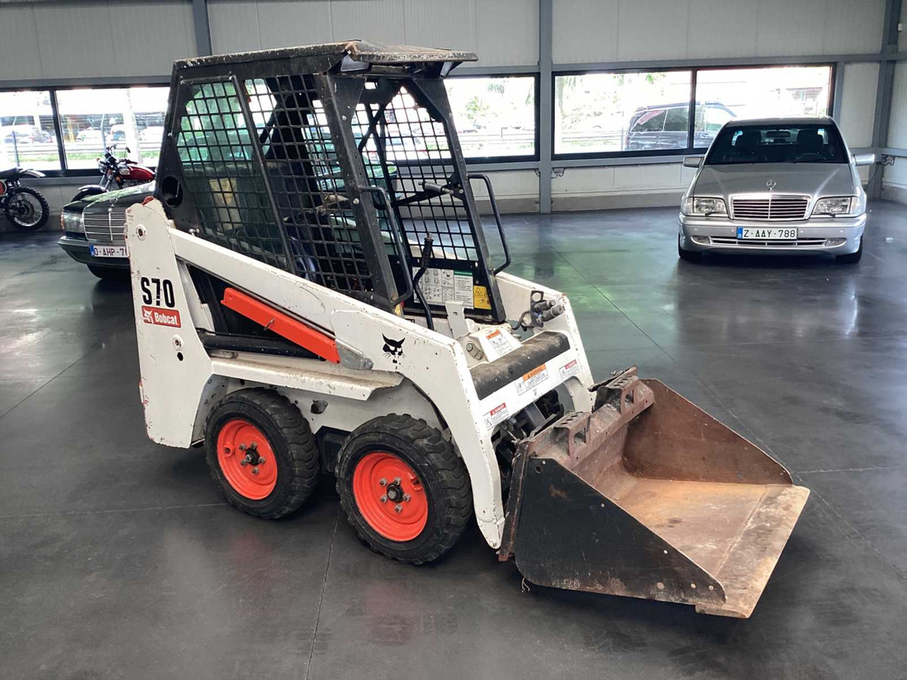 Bobcat S70 - Máy xúc trước múc sau: hình 1 Bobcat S70 - Máy xúc trước múc sau: hình 1