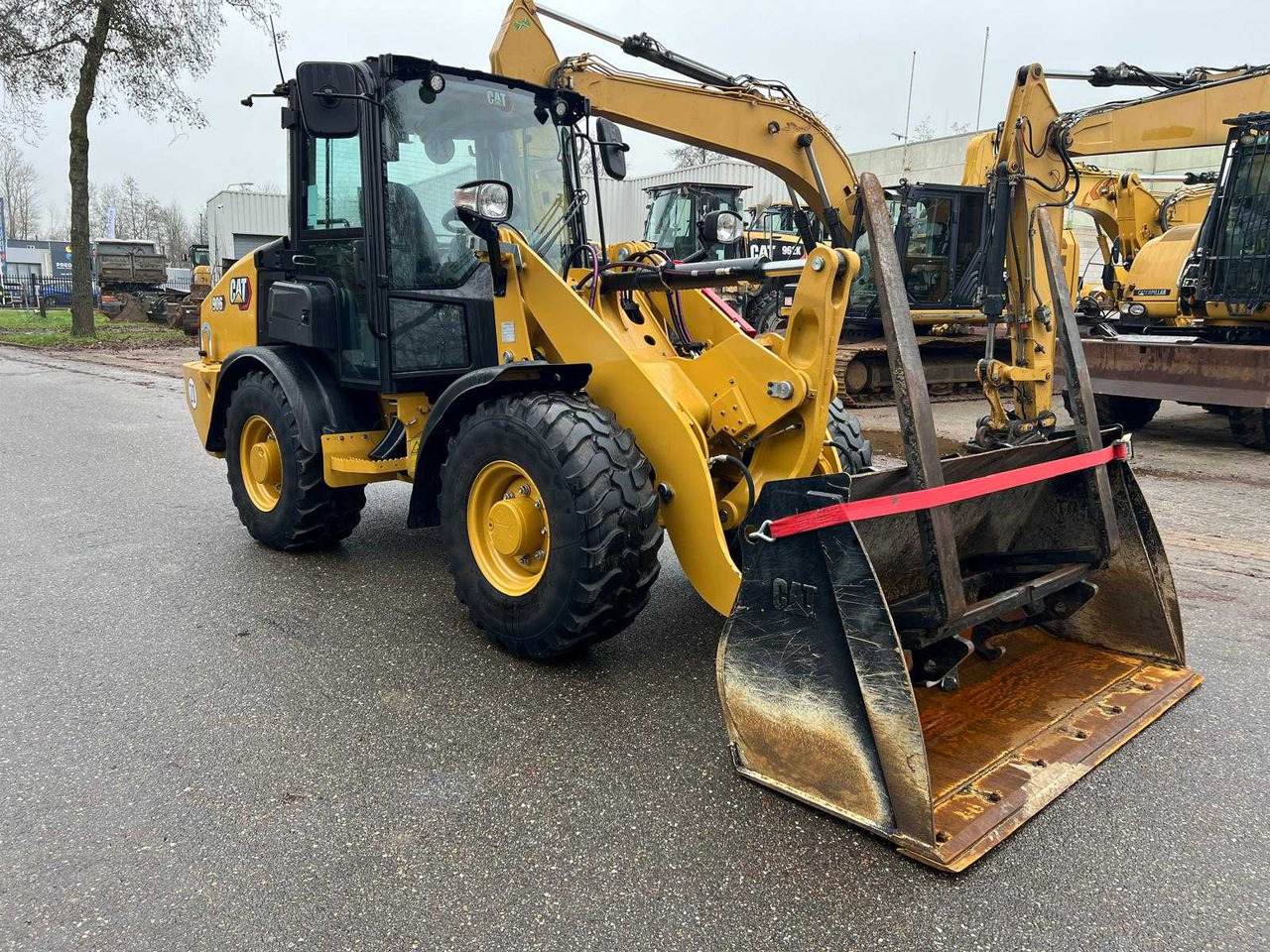 Caterpillar 906 - Máy xúc lật bánh lốp: hình 2 Caterpillar 906 - Máy xúc lật bánh lốp: hình 2