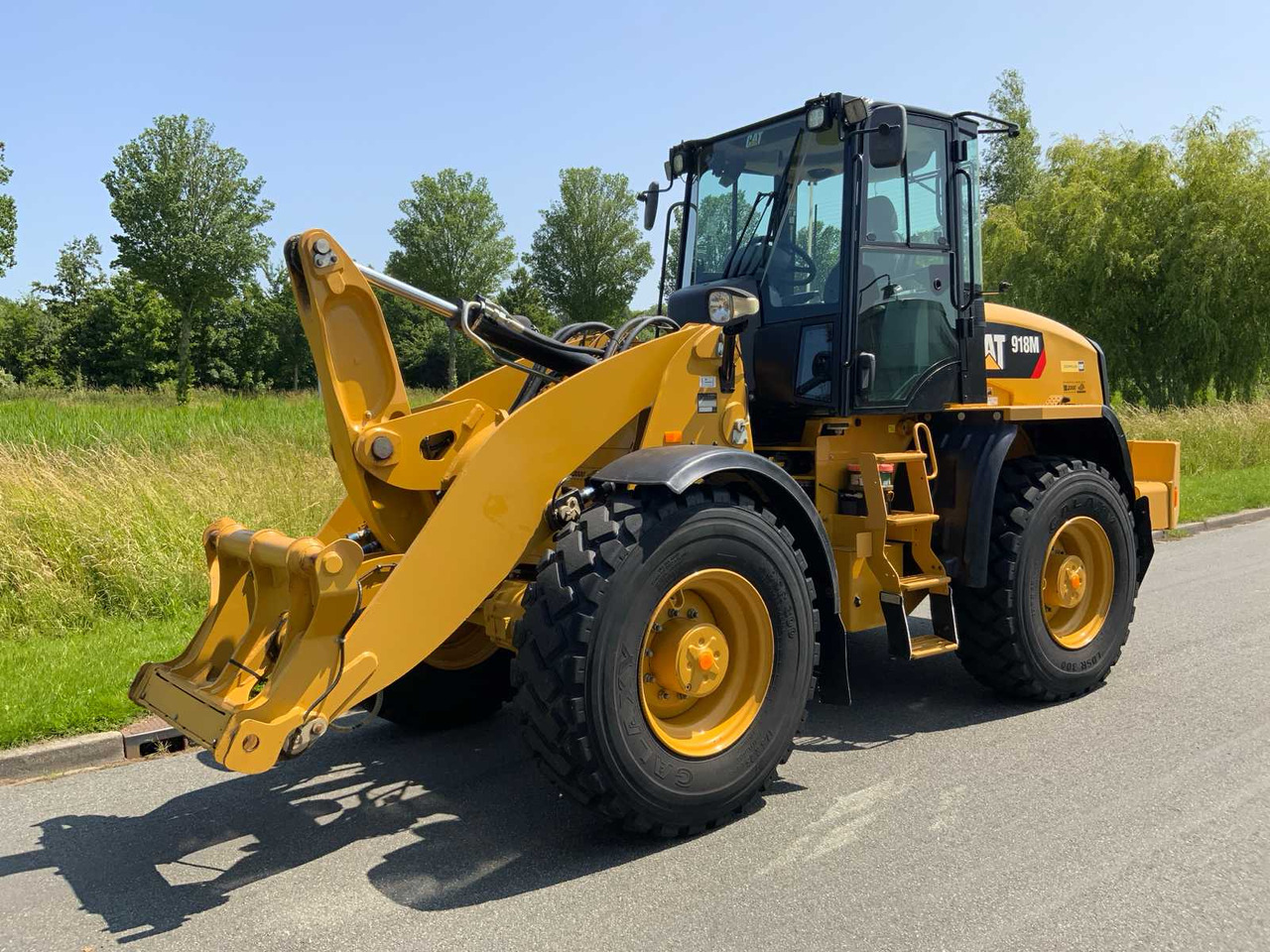 Caterpillar 918M - Máy xúc lật bánh lốp: hình 1 Caterpillar 918M - Máy xúc lật bánh lốp: hình 1