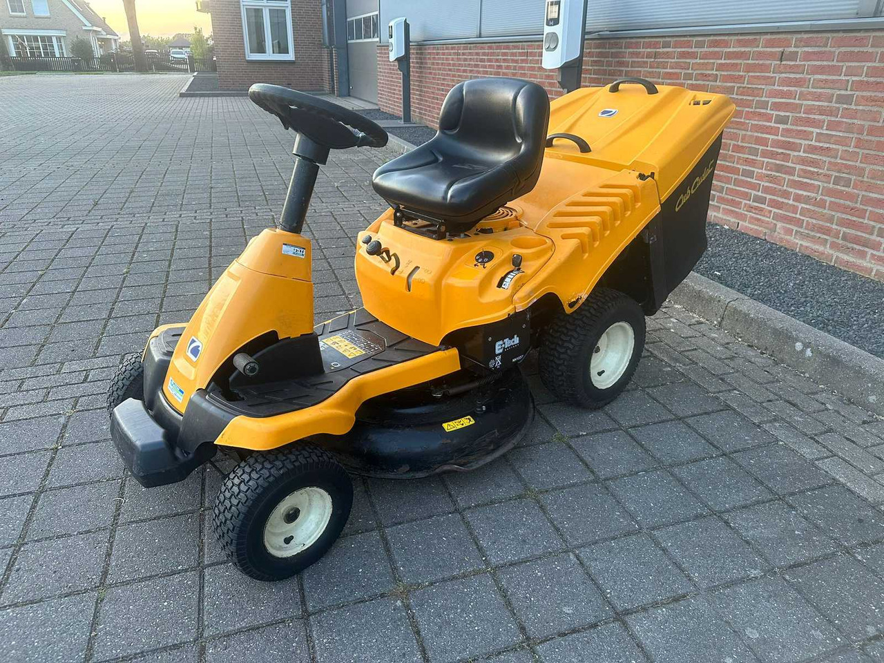 Cubcadet - Máy cắt cỏ vườn: hình 1 Cubcadet - Máy cắt cỏ vườn: hình 1