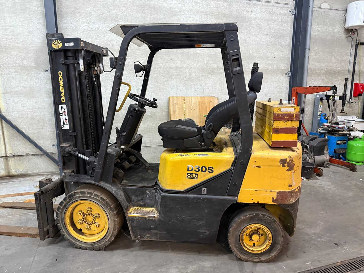 DAEWOO - 2005 - D30S - FORKLIFT - Xe nâng: hình 2 DAEWOO - 2005 - D30S - FORKLIFT - Xe nâng: hình 2