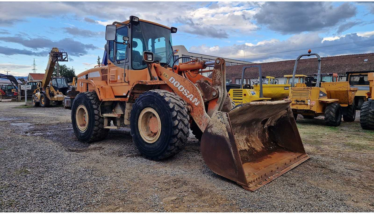 DOOSAN DL200 - Máy xúc lật bánh lốp: hình 1 DOOSAN DL200 - Máy xúc lật bánh lốp: hình 1
