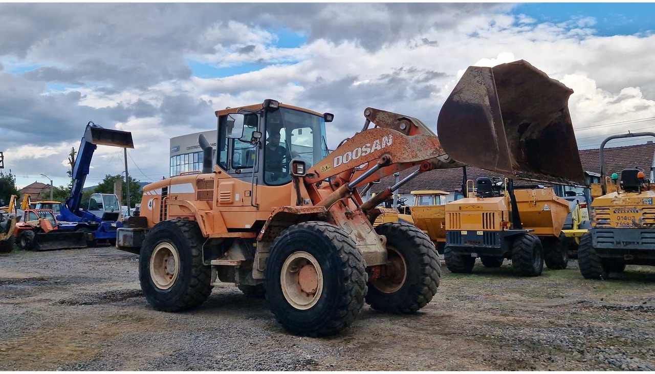 DOOSAN DL200 - Máy xúc lật bánh lốp: hình 3 DOOSAN DL200 - Máy xúc lật bánh lốp: hình 3