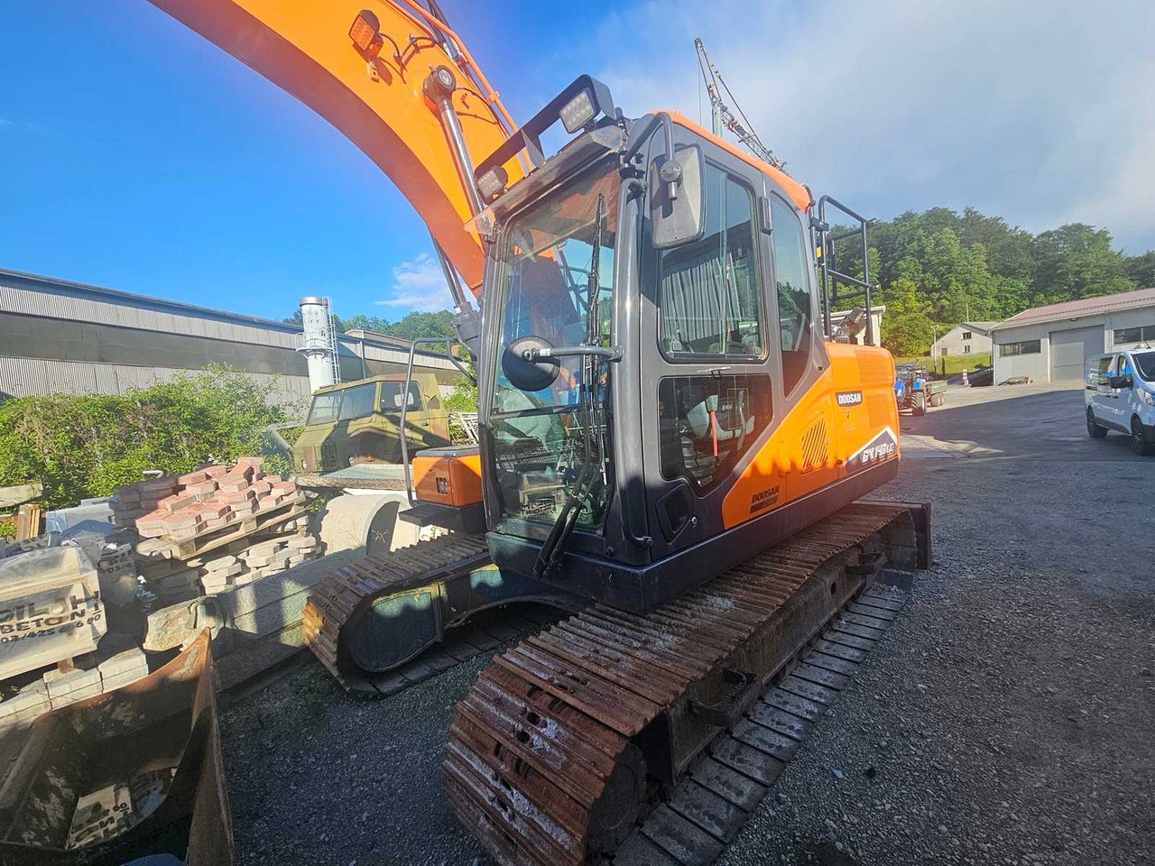DOOSAN DX140LCR-7 - Máy xúc bánh xích: hình 1 DOOSAN DX140LCR-7 - Máy xúc bánh xích: hình 1