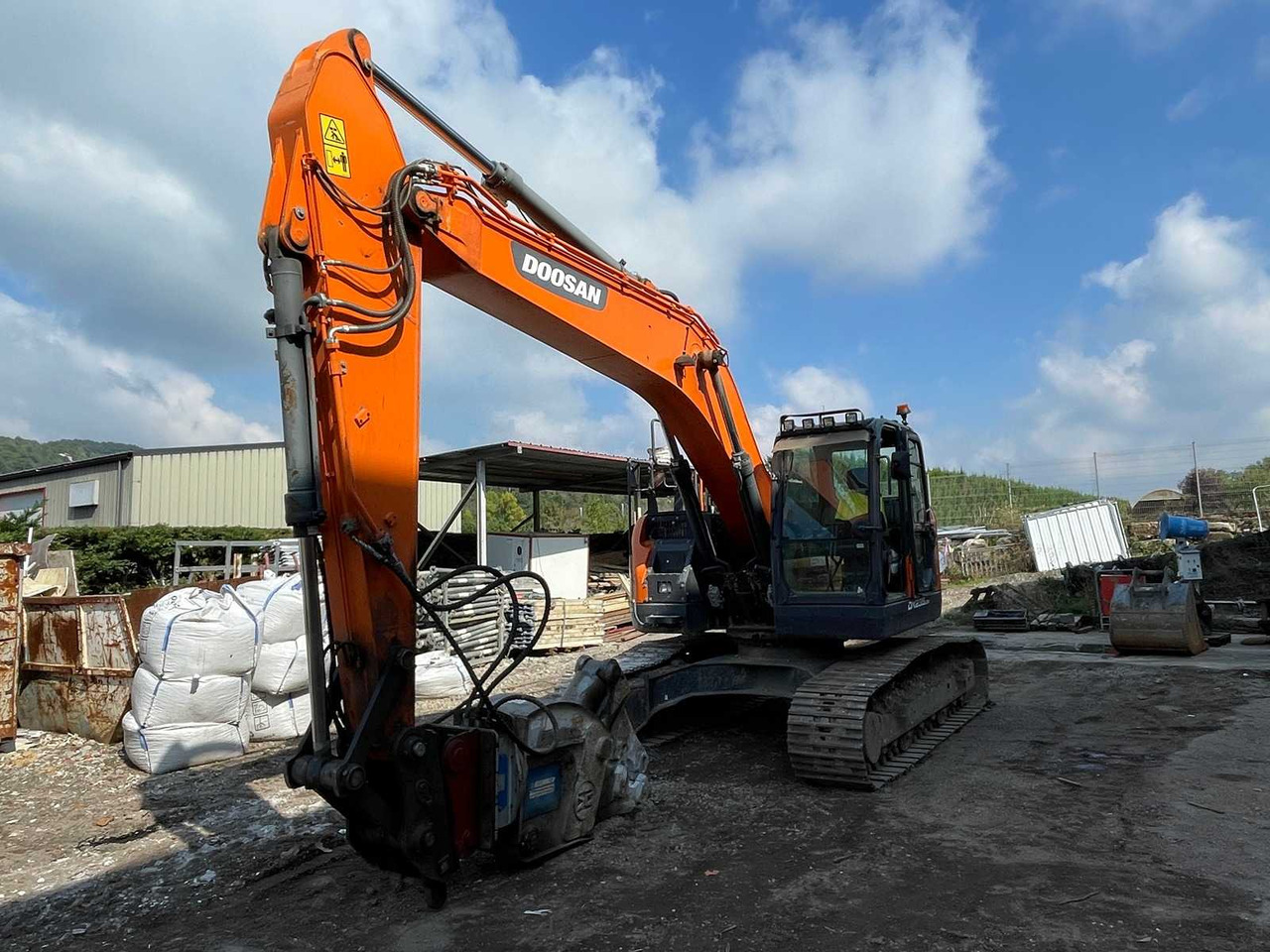 Doosan DX235LCR - Máy xúc bánh xích: hình 1 Doosan DX235LCR - Máy xúc bánh xích: hình 1