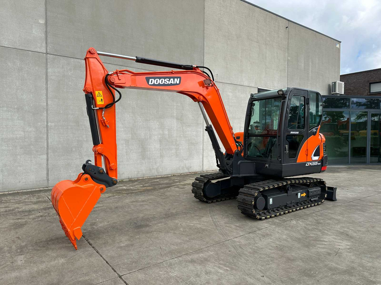 Doosan DX55-9C - Máy xúc bánh xích: hình 1 Doosan DX55-9C - Máy xúc bánh xích: hình 1
