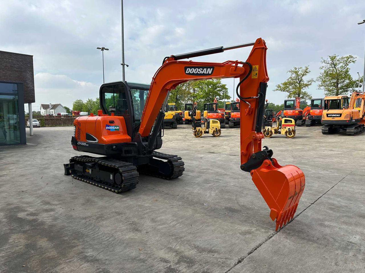 Doosan DX55-9C - Máy xúc bánh xích: hình 3 Doosan DX55-9C - Máy xúc bánh xích: hình 3