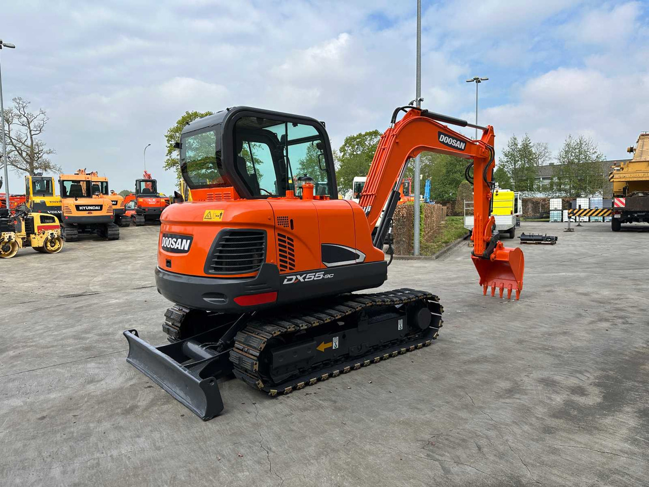 Doosan DX55-9C - Máy xúc bánh xích: hình 4 Doosan DX55-9C - Máy xúc bánh xích: hình 4