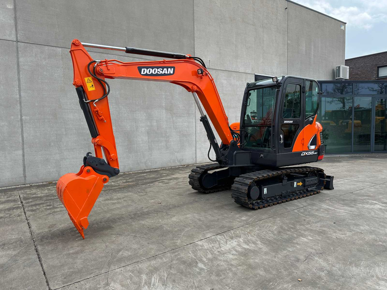 Doosan DX55-9C - Máy xúc bánh xích: hình 1 Doosan DX55-9C - Máy xúc bánh xích: hình 1