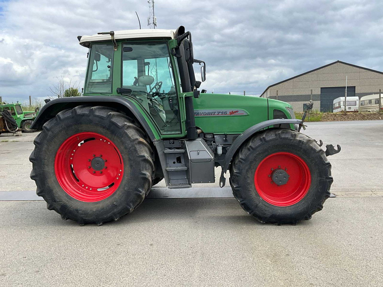 Fendt 2000 FENDT FENDT 716 VARIO AGRICULTURAL TRACTOR 4WD - Máy cày: hình 2 Fendt 2000 FENDT FENDT 716 VARIO AGRICULTURAL TRACTOR 4WD - Máy cày: hình 2