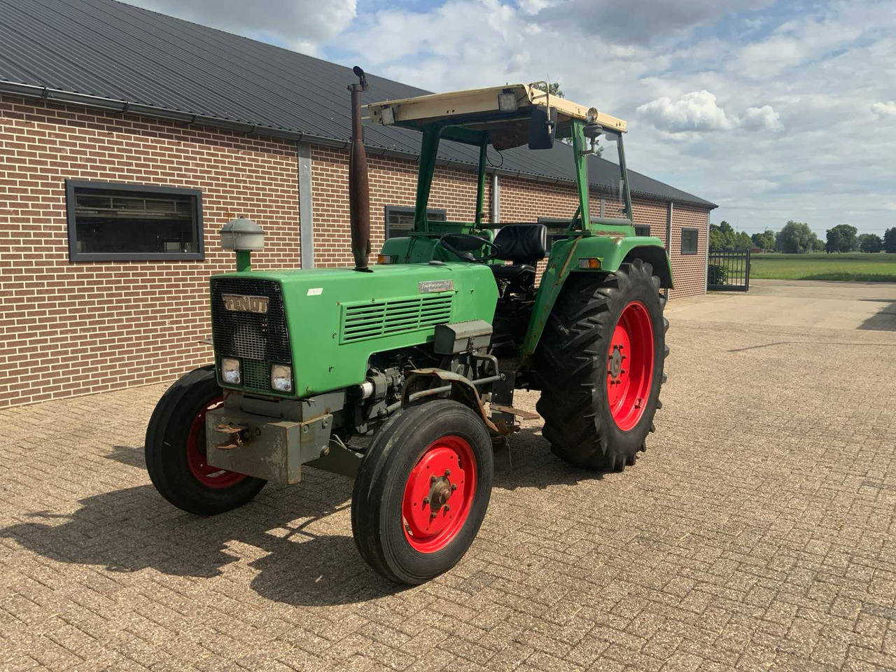Fendt Farmer 108S - Máy cày: hình 1 Fendt Farmer 108S - Máy cày: hình 1