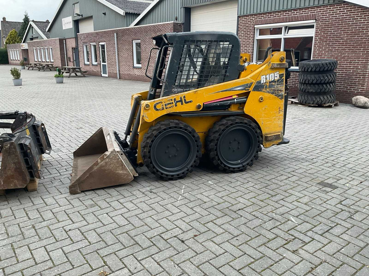Gehl R105 - Máy xúc lật đa năng: hình 2 Gehl R105 - Máy xúc lật đa năng: hình 2