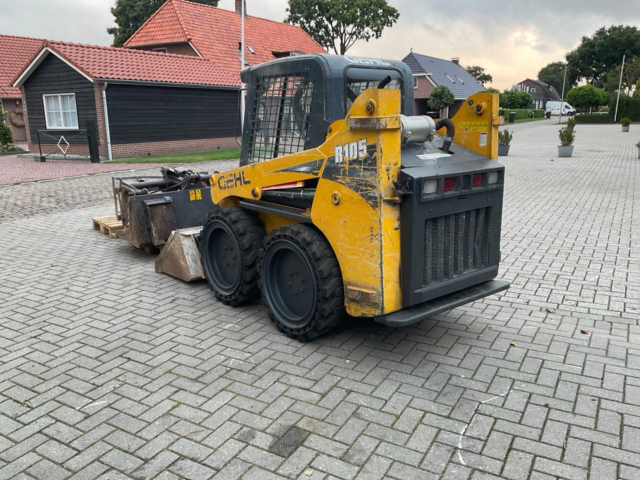 Gehl R105 - Máy xúc lật đa năng: hình 3 Gehl R105 - Máy xúc lật đa năng: hình 3