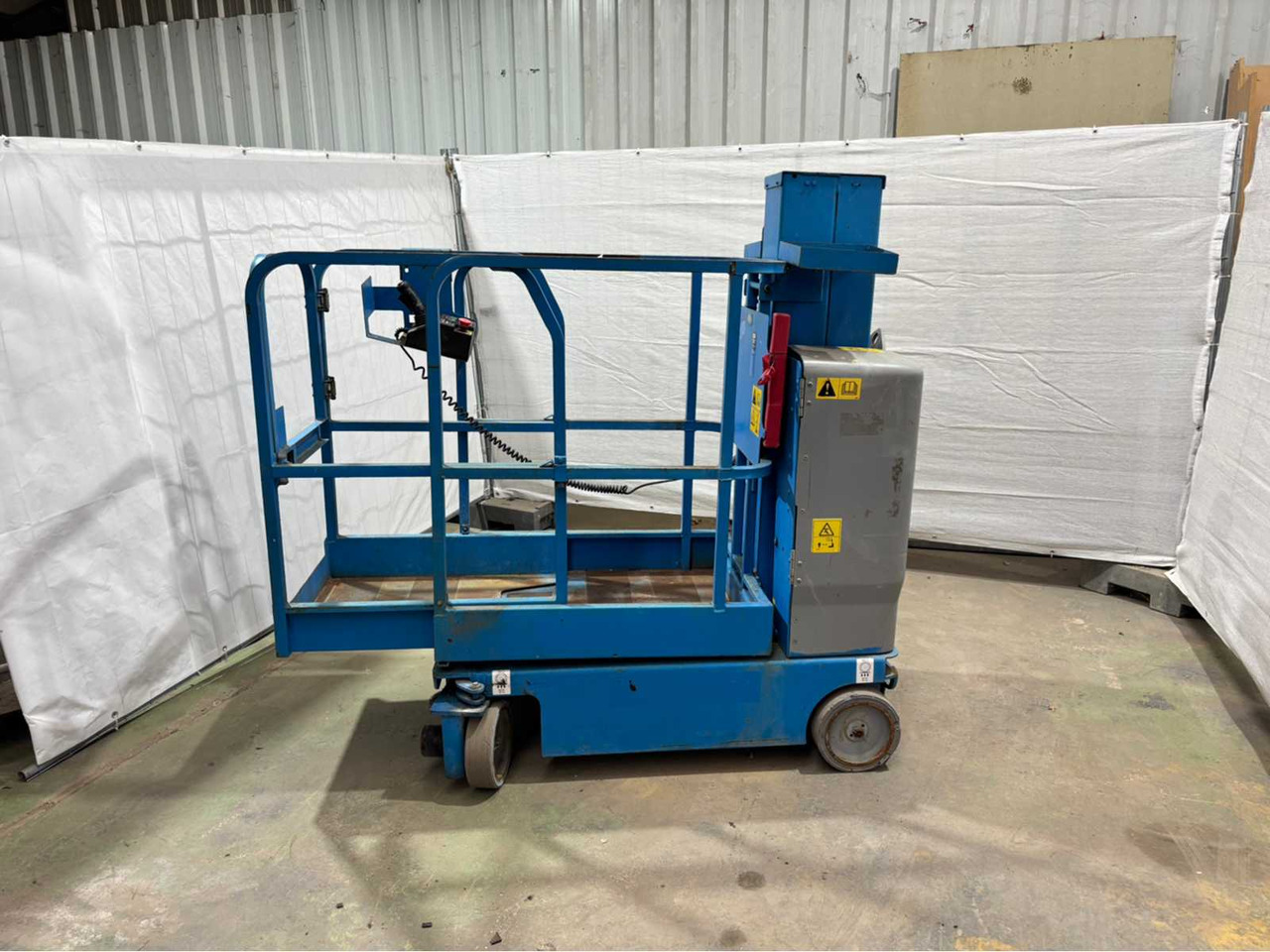 Genie GRC12 - Nền bục trên không: hình 1 Genie GRC12 - Nền bục trên không: hình 1