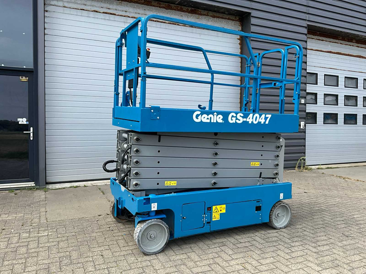 Genie GS-4047 - Nền bục trên không: hình 1 Genie GS-4047 - Nền bục trên không: hình 1