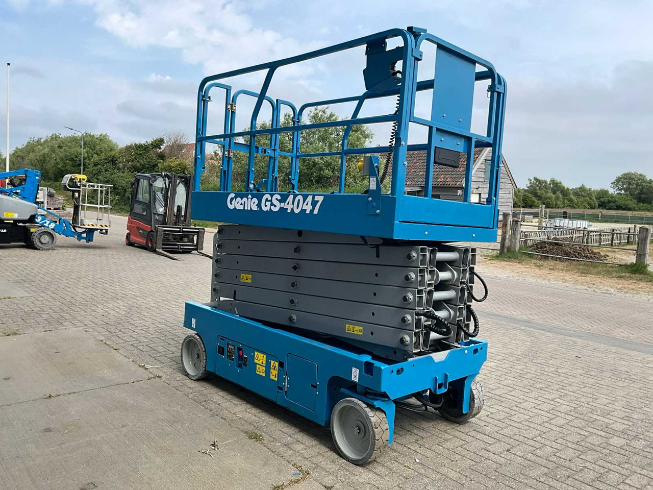 Genie GS-4047 - Nền bục trên không: hình 2 Genie GS-4047 - Nền bục trên không: hình 2