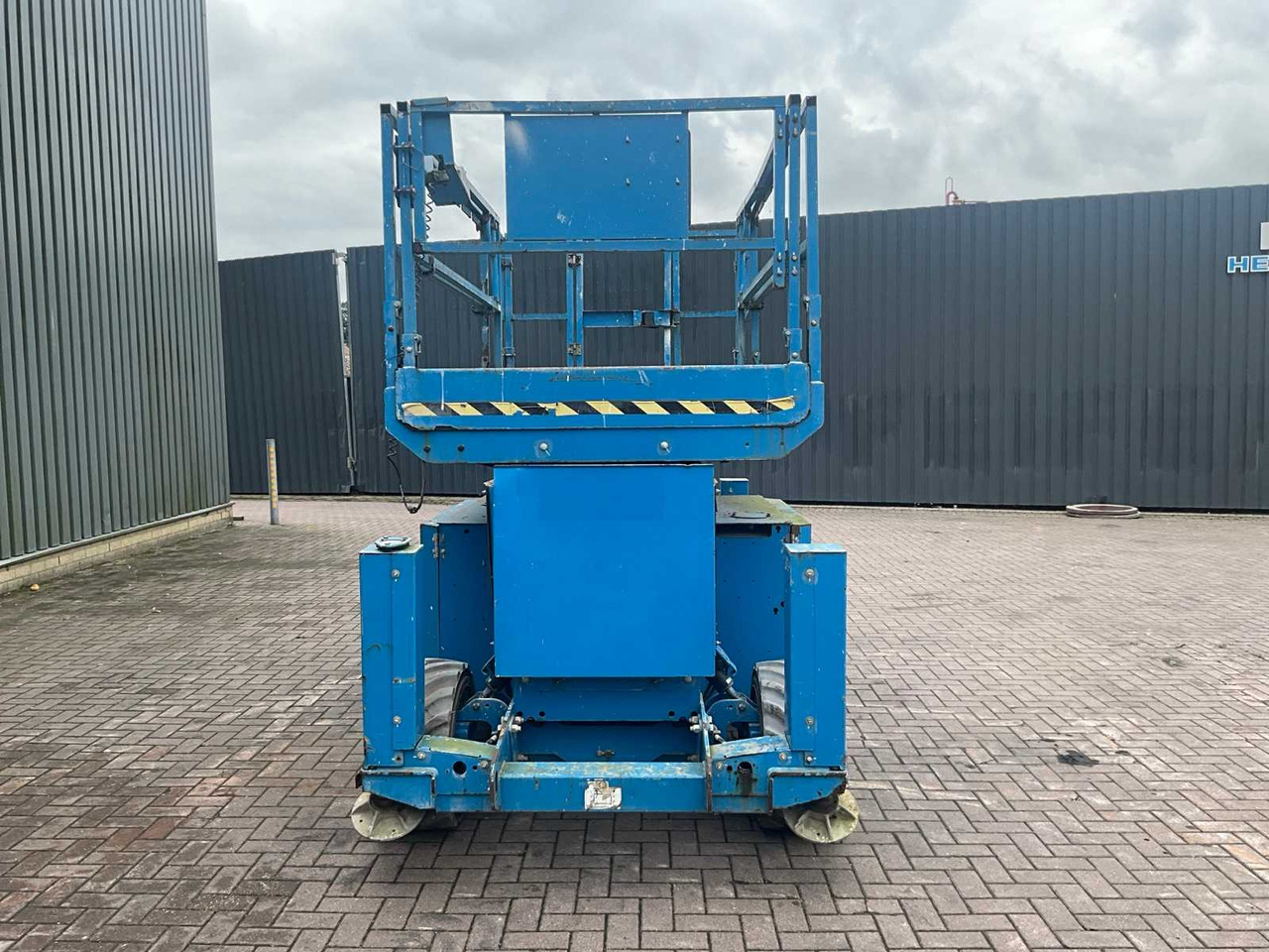 Genie GS-4069DC - Nền bục trên không: hình 3 Genie GS-4069DC - Nền bục trên không: hình 3