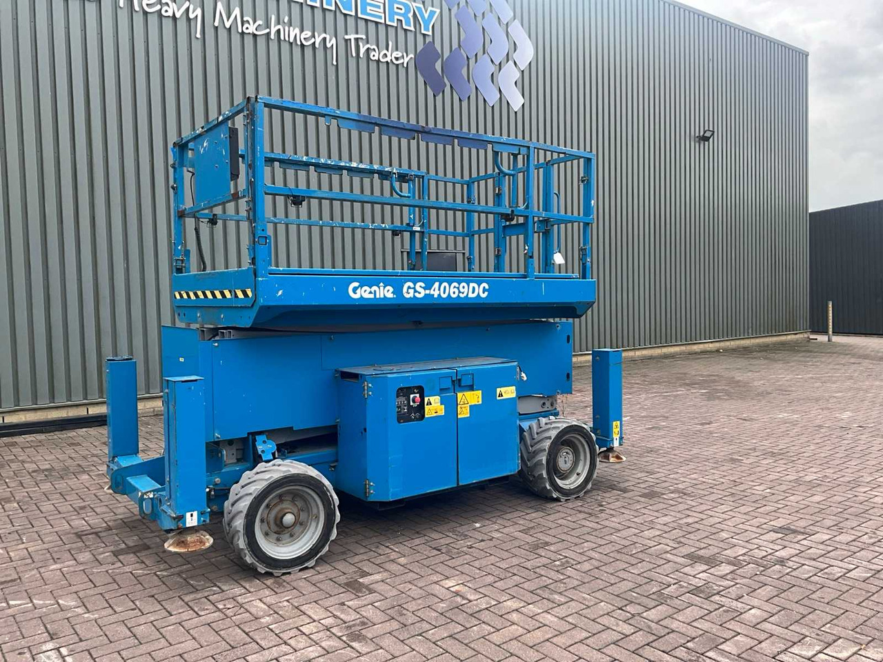 Genie GS-4069DC - Nền bục trên không: hình 2 Genie GS-4069DC - Nền bục trên không: hình 2