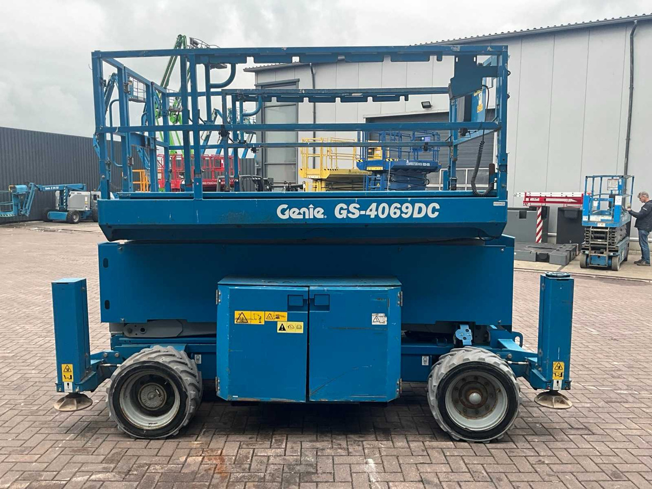 Genie GS-4069DC - Nền bục trên không: hình 5 Genie GS-4069DC - Nền bục trên không: hình 5