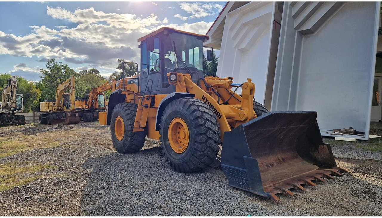 Hyundai HL757-9A - Máy xúc lật bánh lốp: hình 3 Hyundai HL757-9A - Máy xúc lật bánh lốp: hình 3