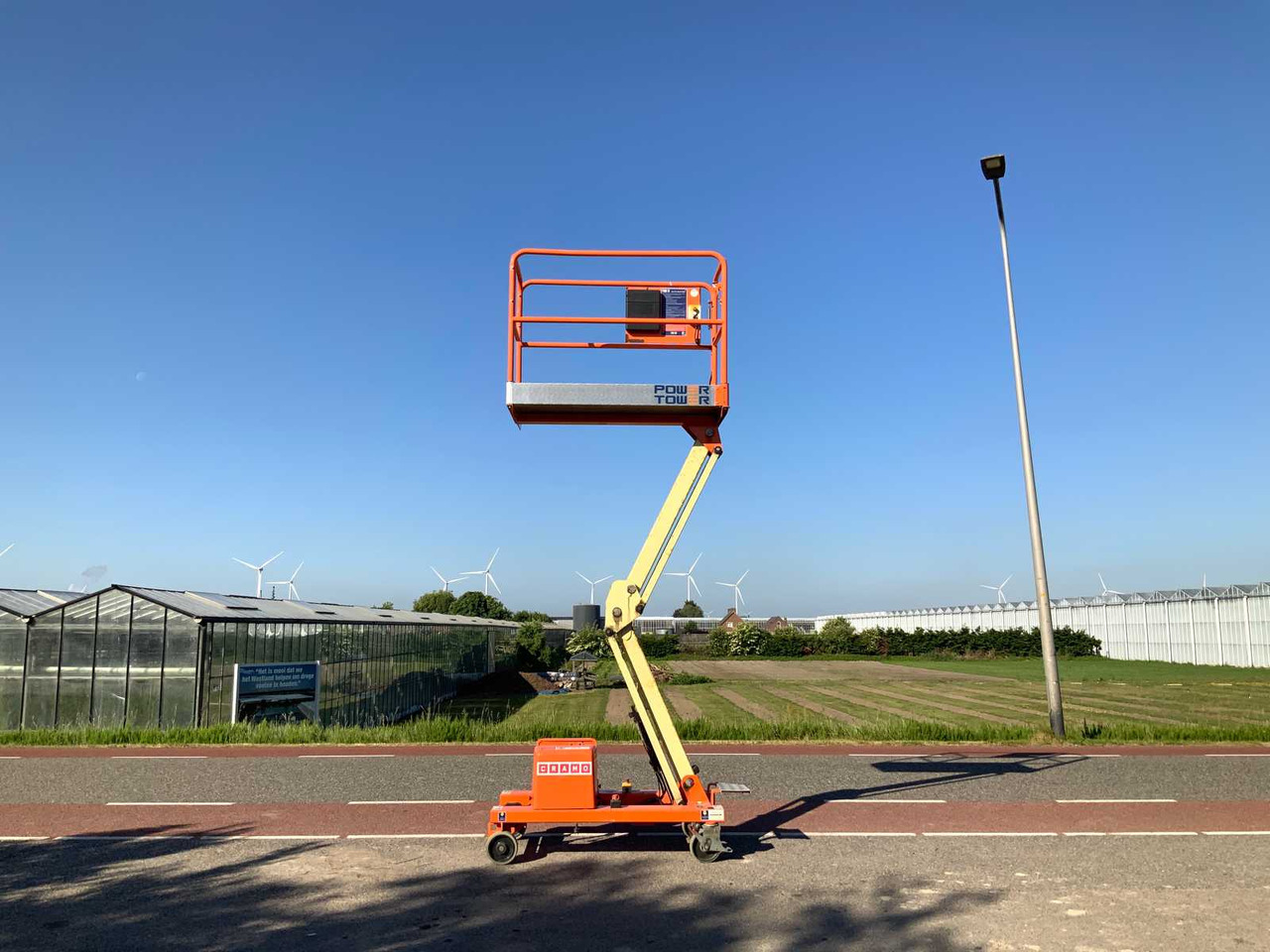 JLG Power Tower - Nền bục trên không: hình 1 JLG Power Tower - Nền bục trên không: hình 1