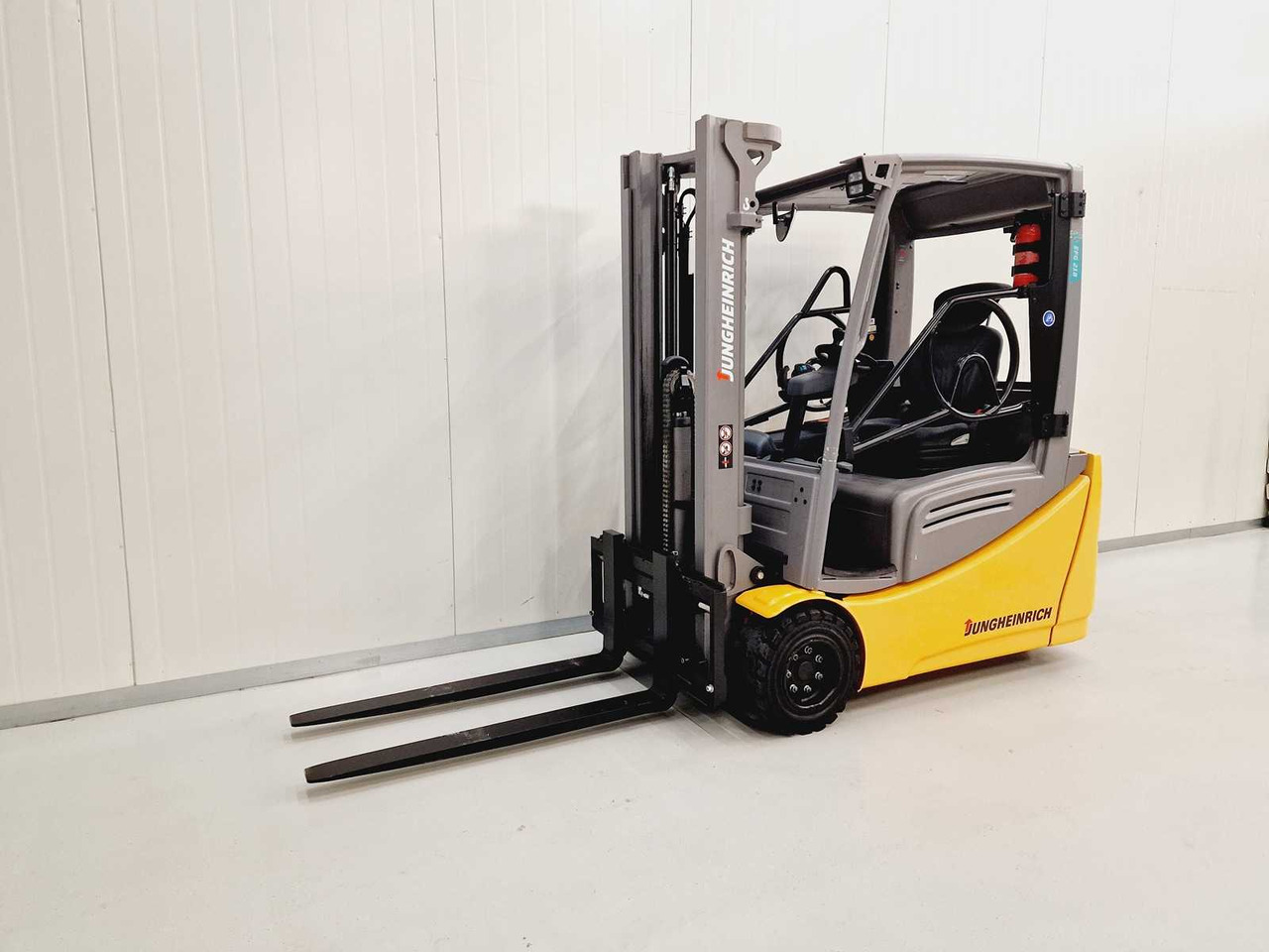 JUNGHEINRICH - 2017 - EFG 218 - FORKLIFT - FREE-LIFT - SIDE-SHIFT - Xe nâng: hình 1 JUNGHEINRICH - 2017 - EFG 218 - FORKLIFT - FREE-LIFT - SIDE-SHIFT - Xe nâng: hình 1